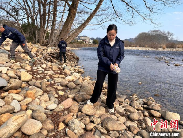 沐鸣娱乐环保：王丽(前1)组织网格员巡查河道，发现垃圾同步清理