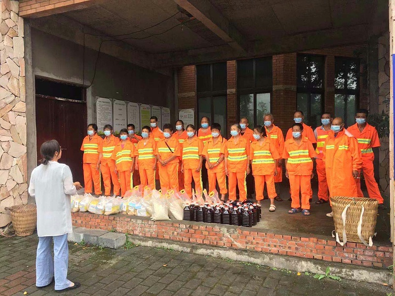 沐鸣娱乐环保重庆分公司给员工送清凉发放慰问物资2